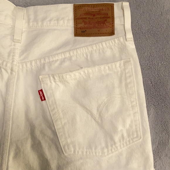 Levi’s Distressed, High Rise Short - Picture 6 of 8